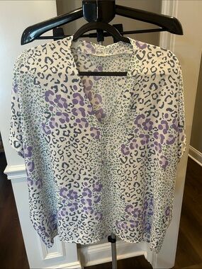 JODIFL White V-Neck shirt with Lavender and Gray Animal Print oversized small